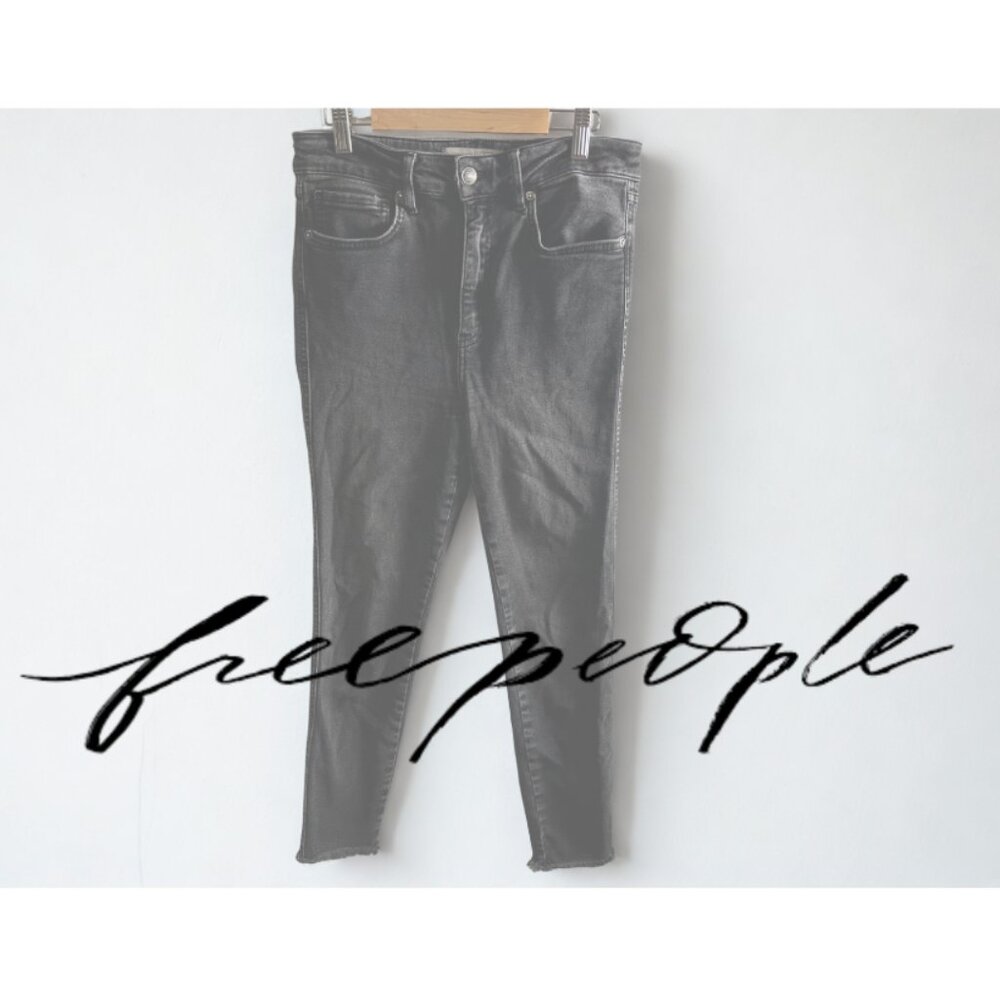s28 | We The Free  Faded Black Hi-Rise & Raw Hem Skinnies